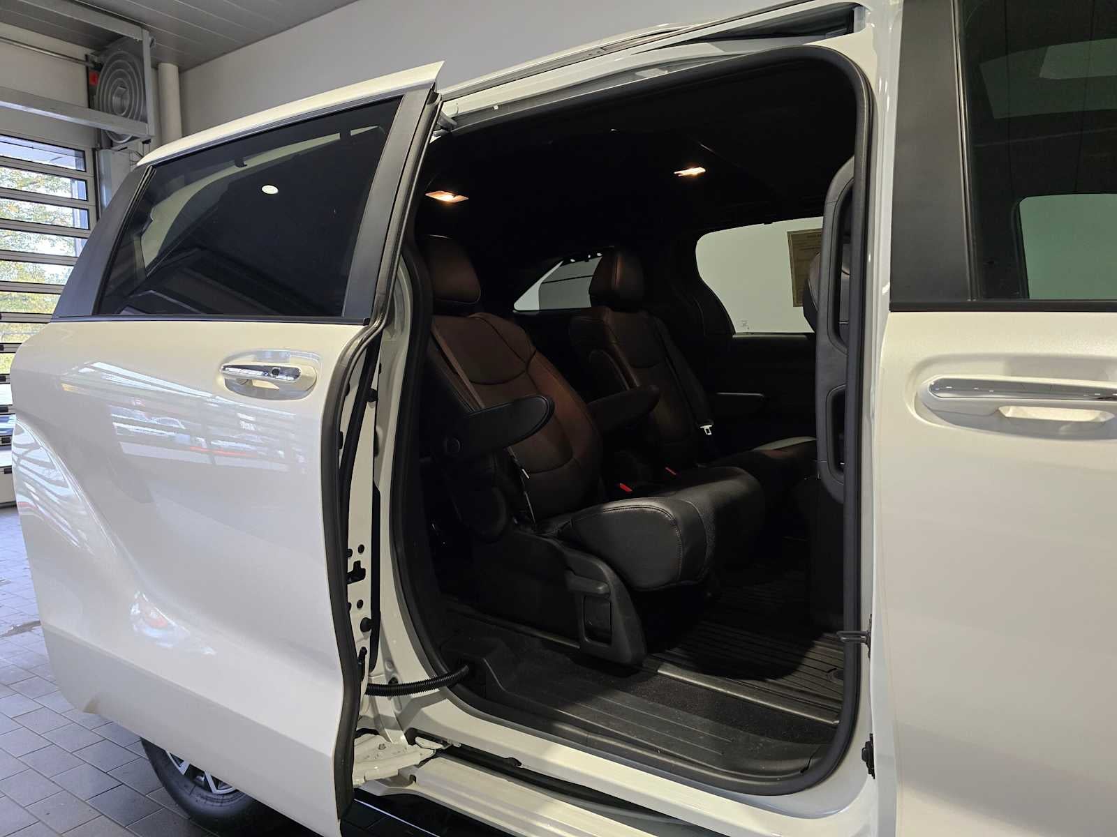 2025 Toyota Sienna Platinum