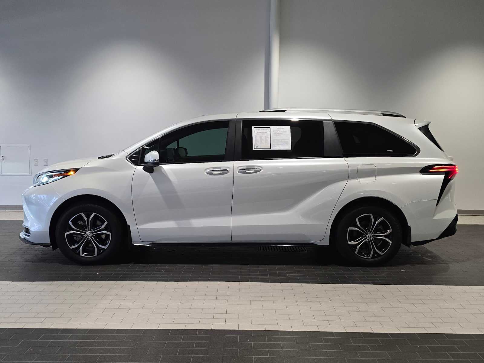 2025 Toyota Sienna Platinum