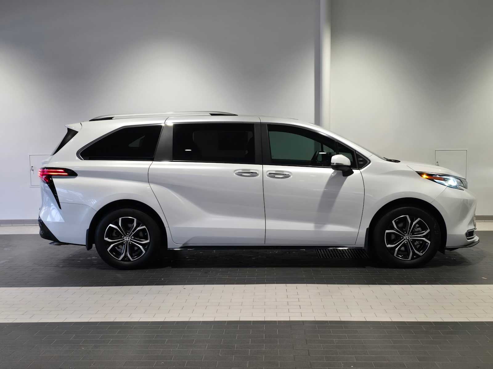 2025 Toyota Sienna Platinum