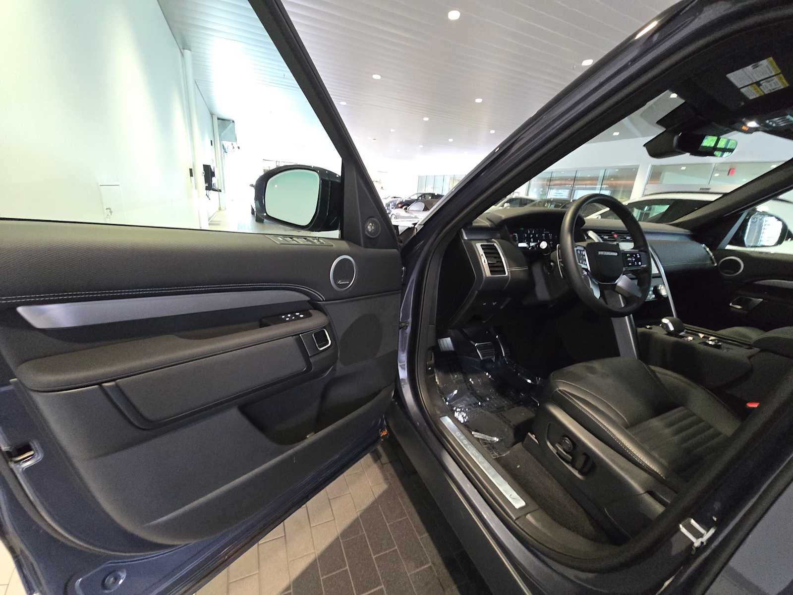 2025 Land Rover Discovery Dynamic SE