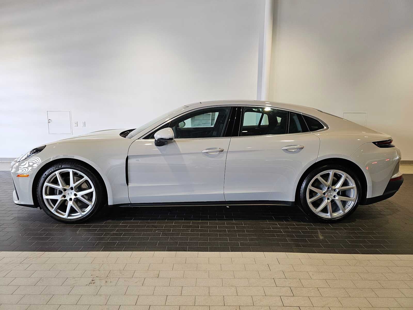 2025 Porsche Panamera 4