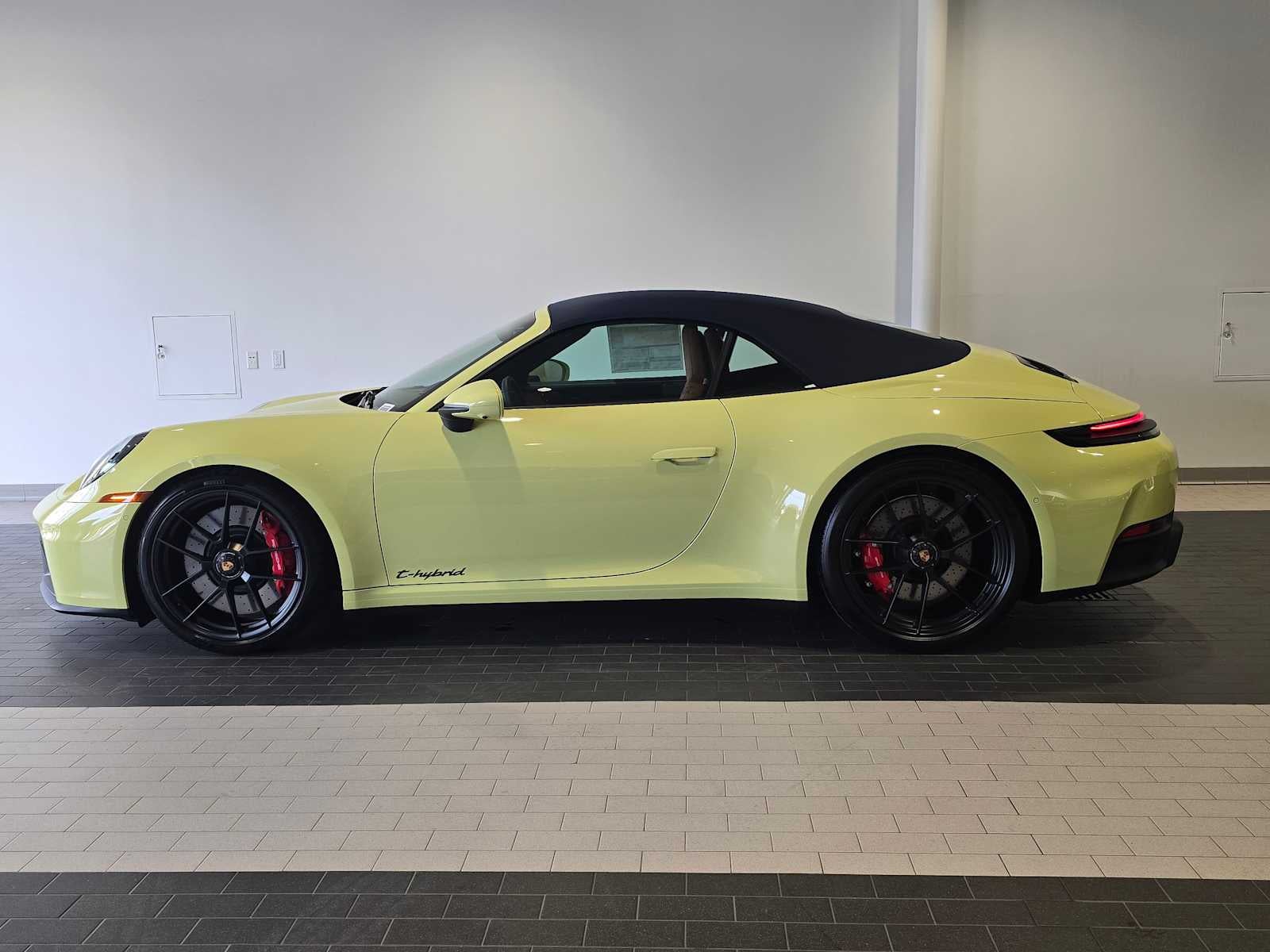 2026 Porsche 911 Carrera 4 GTS