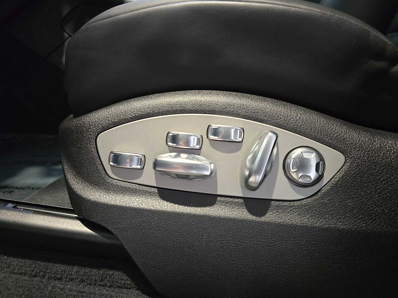 2025 Porsche Macan T