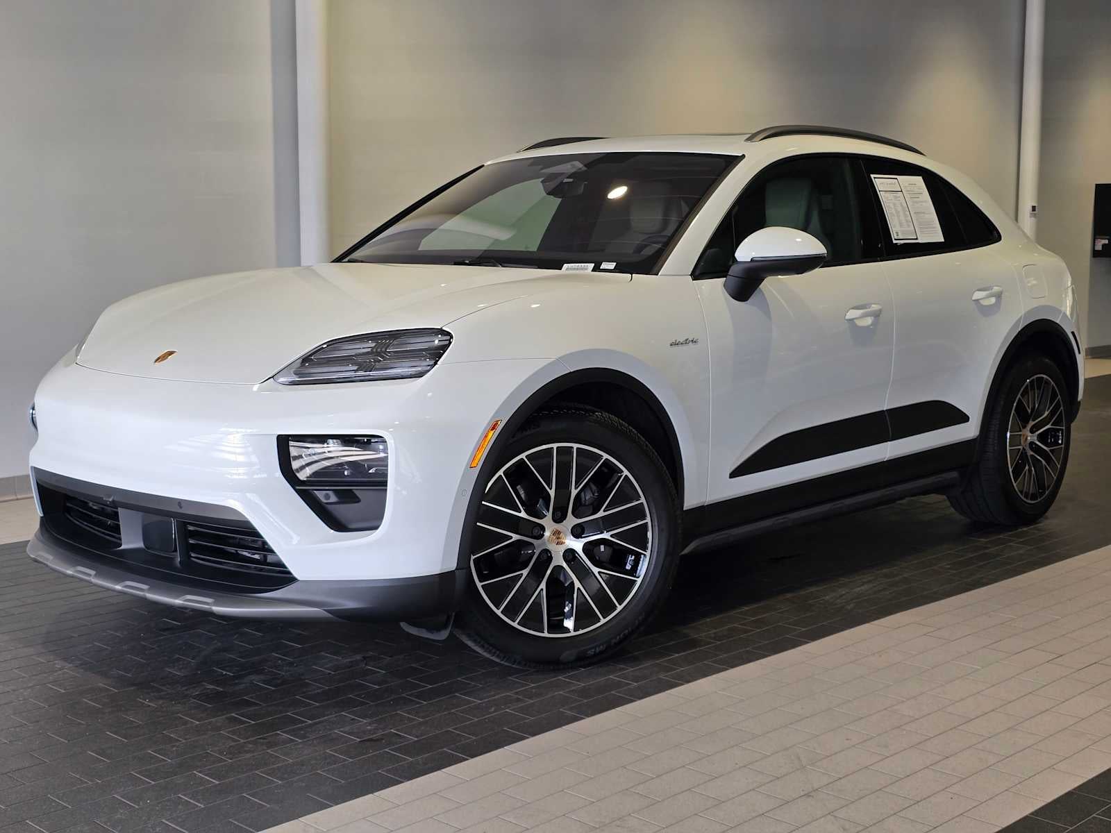 2025 Porsche Macan Base