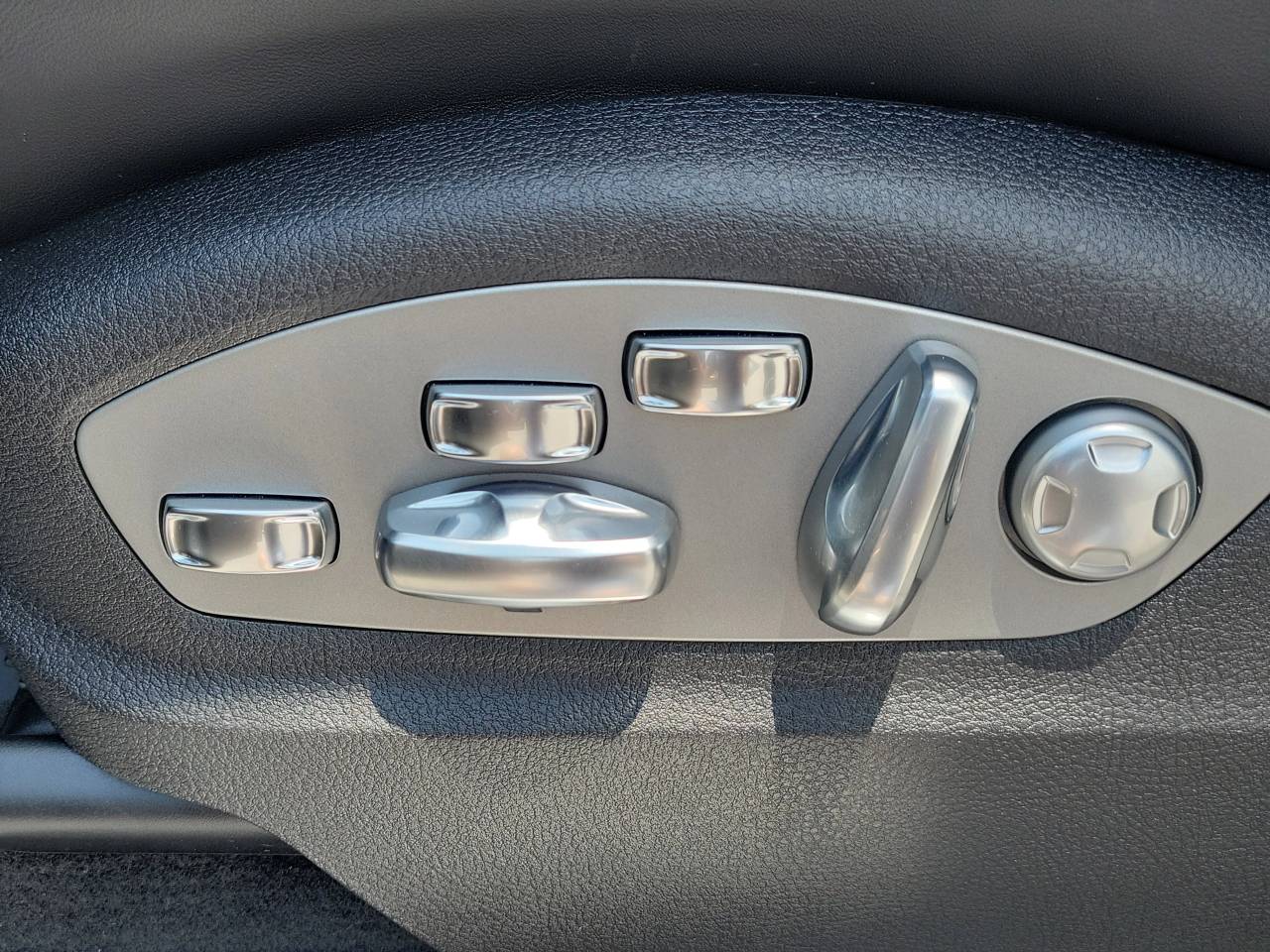 2025 Porsche Macan S