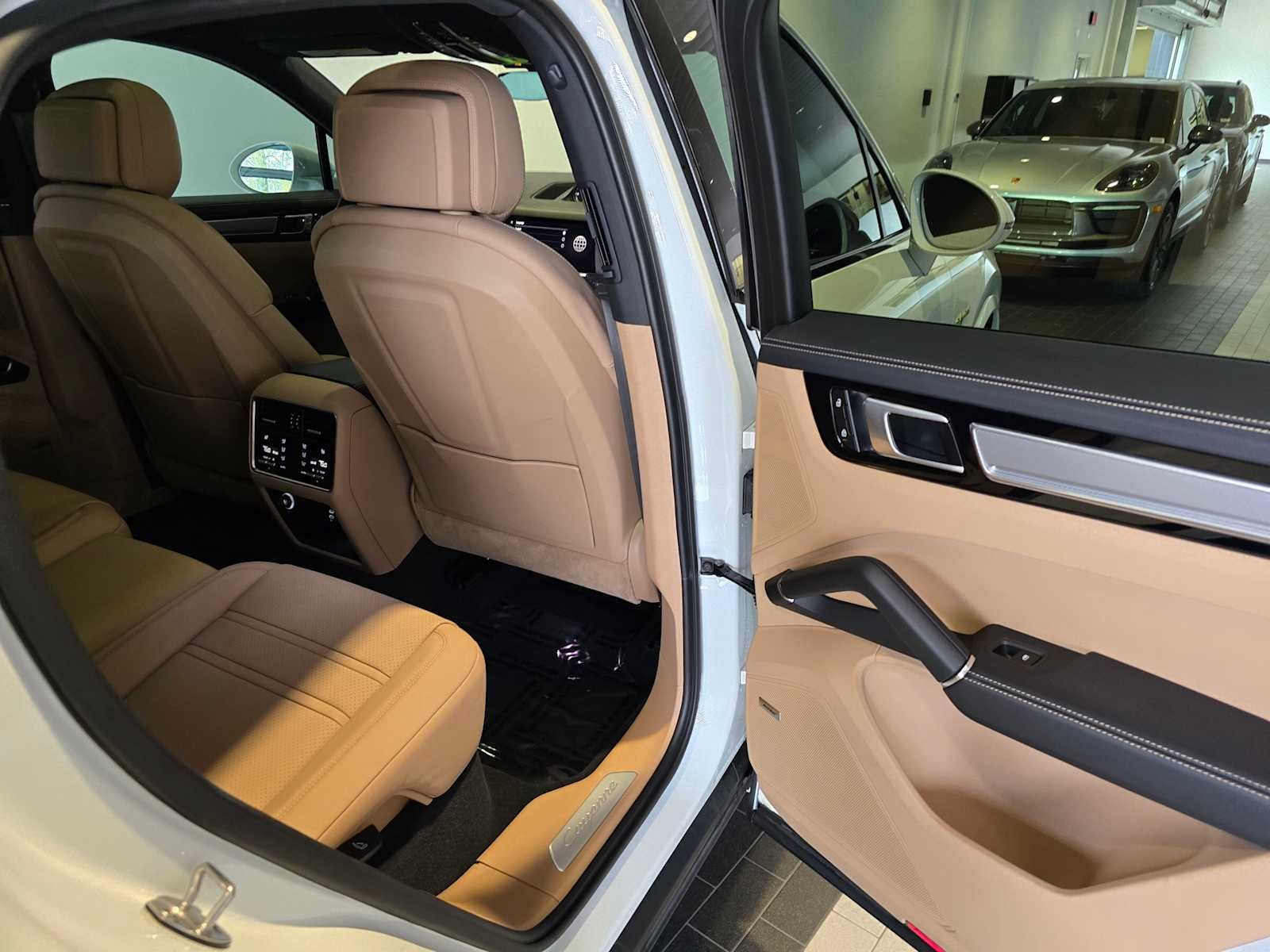 2023 Porsche Cayenne Platinum Edition Hybrid